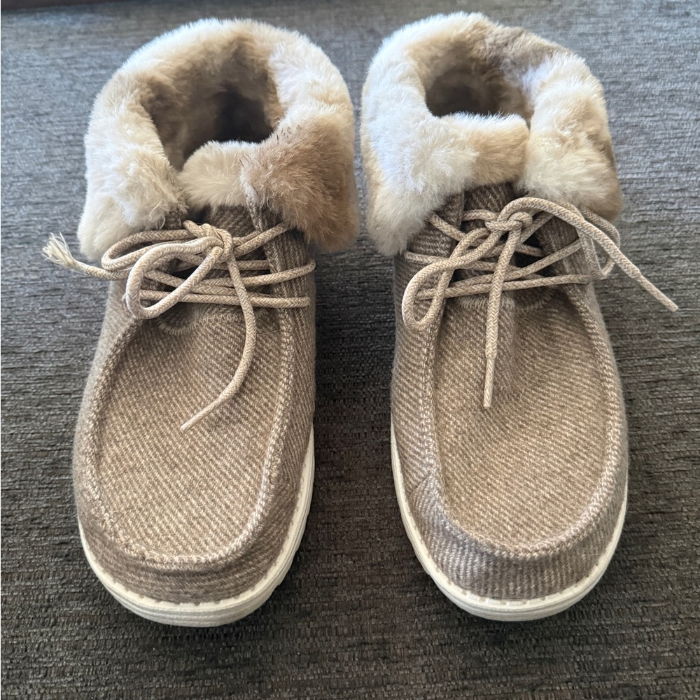 Hey Dude Women's Tan Fur-Lined Shoes